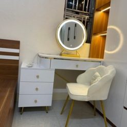 Bàn trang điểm có gương